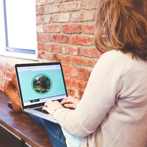 Persona rellenando el cuestionario de masfacilabogados