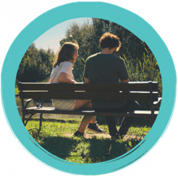 Pareja sentada en una banco de malfacilabogados