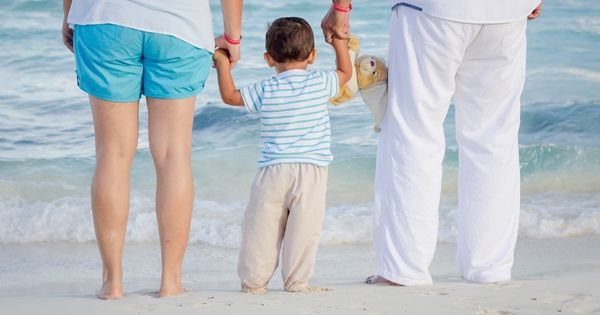 Padres  un hijo cogidos de la mano en Divorcio sólo con hijos.Masfacilabogados.com