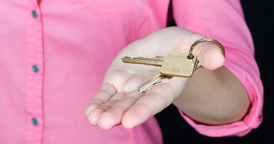 Hombre reclamando un alquiler. Masfacilabogados.com