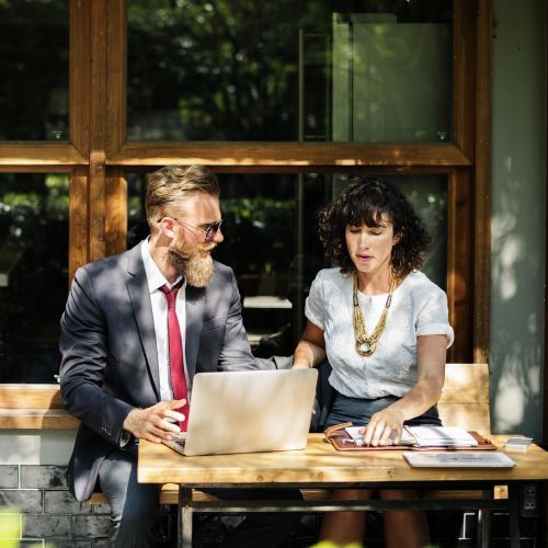 Persona rellenando el cuestionario de masfacilabogados