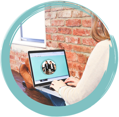 Mujer entrando en la web de masfacilabogados