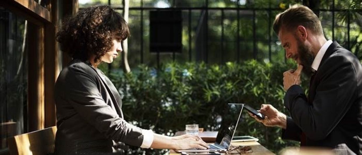 Pareja cerrando un acuerdo mutuo.Masfacilabogados