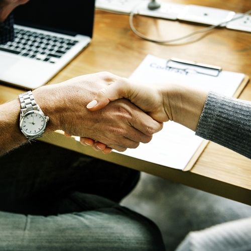 Persona rellenando el cuestionario de masfacilabogados