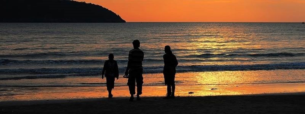 Una familia paseando por la orilla al atardecer  masfacilabogados