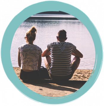 Dos personas sentadas de espaldas de malfacilabogados